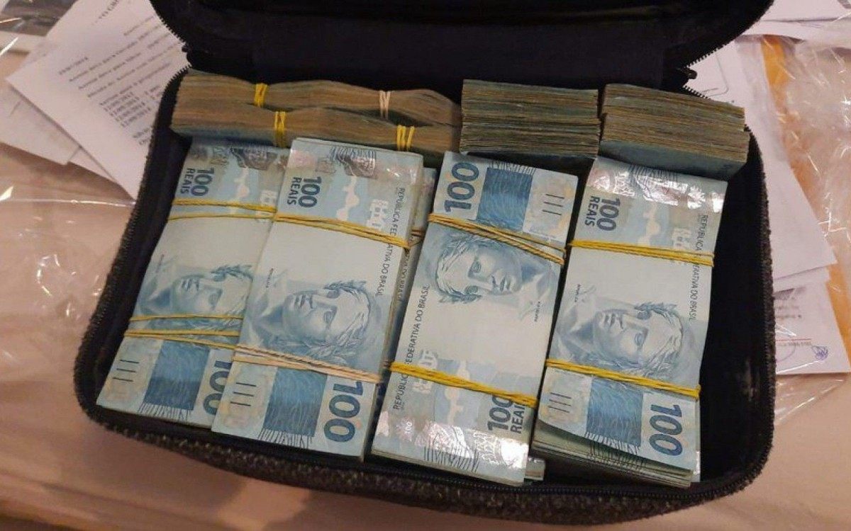Em Carlópolis/PR, foram apreendidos R$ 440 mil em espécie. Em Curitiba/PR, outros R$ 140 mil também foram apreendidos durante a operação