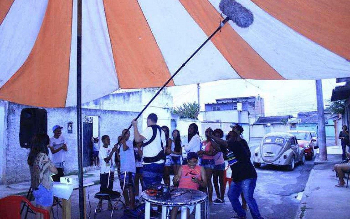 Projeto Cine Rua Paci&ecirc;ncia Cultural oferece curso gratuito de audiovisual para moradores da Zona Oeste como forma de combater a viol&ecirc;ncia