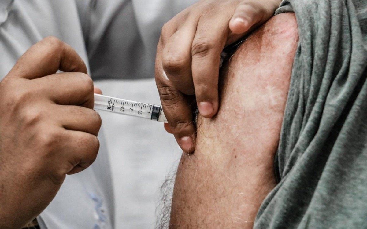 Idosos de 75 anos recebem primeira dose da vacina no munic&iacute;pio. - Foto: ASCOM Itabora&iacute;