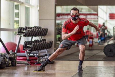 Em recuperação, Thiago Maia, do Flamengo, mostra cicatriz de cirurgia no joelho