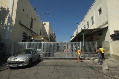 Mulher de 19 anos é baleada dentro de casa na Zona Norte do Rio