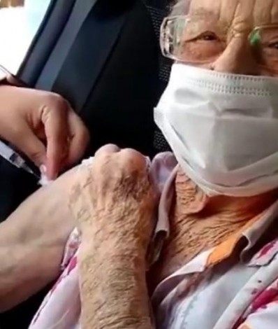Palmirinha recebe a segunda dose da Coronavac - Reprodução