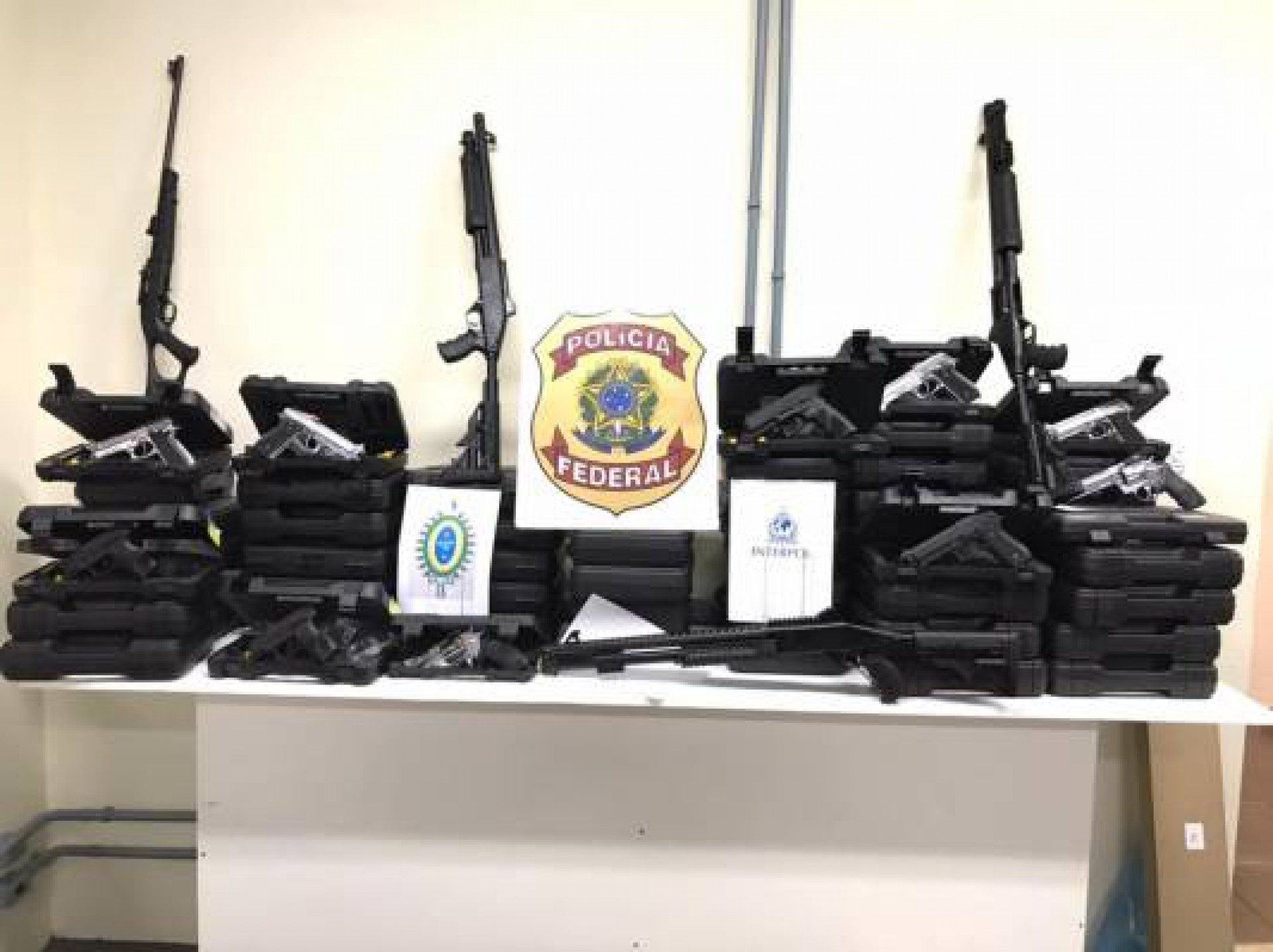  PF apreende 62 armas e prende homem em loja de Cabo Frio