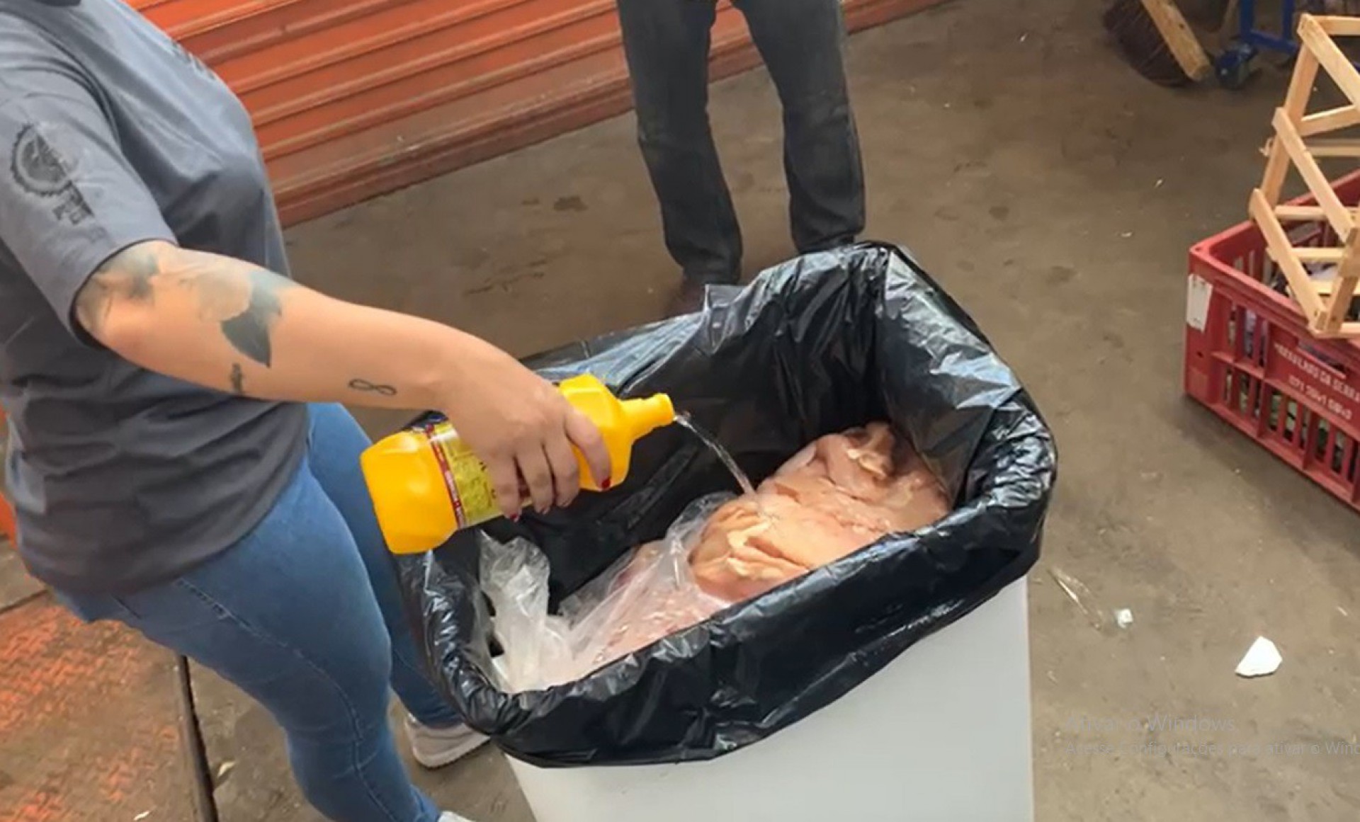 Em um açougue da região foram descartados cerca de 200 quilos de carne imprópria para consumo  - Decon / Divulgação