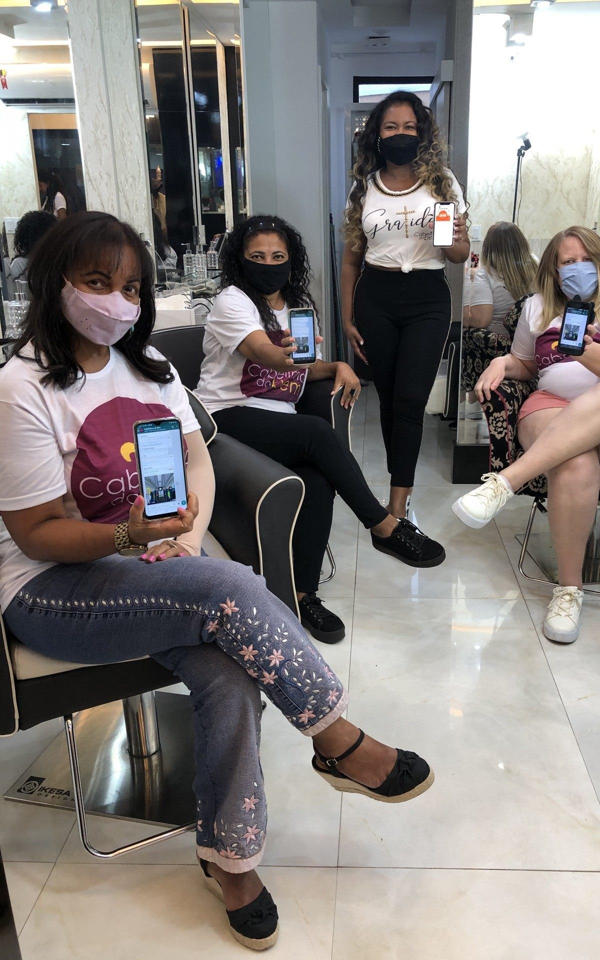 Elis de S&aacute; posa com uma das mulheres atendidas pelo projeto Cabelinhos do Bem e colaboradoras