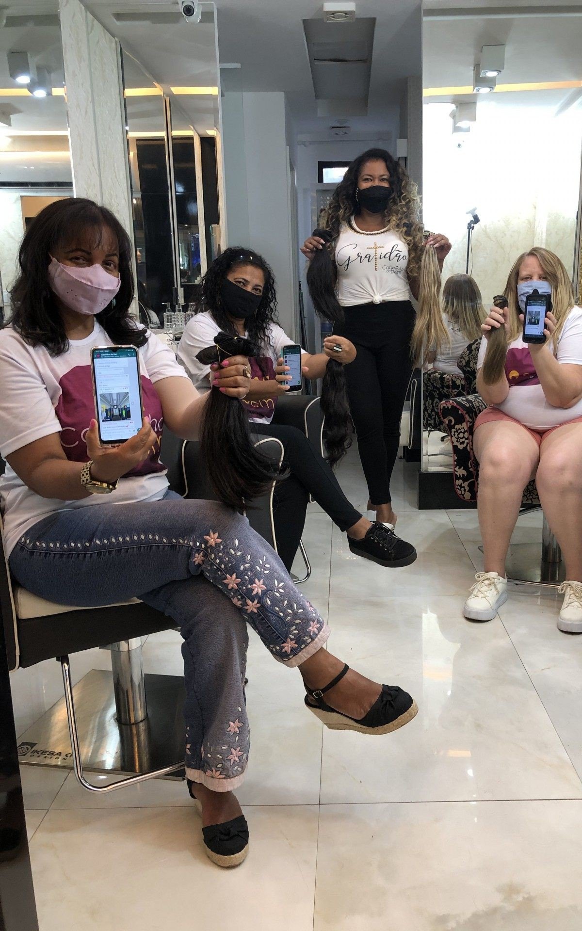 Elis de S&aacute; posa com uma das mulheres atendidas pelo projeto Cabelinhos do Bem e colaboradoras