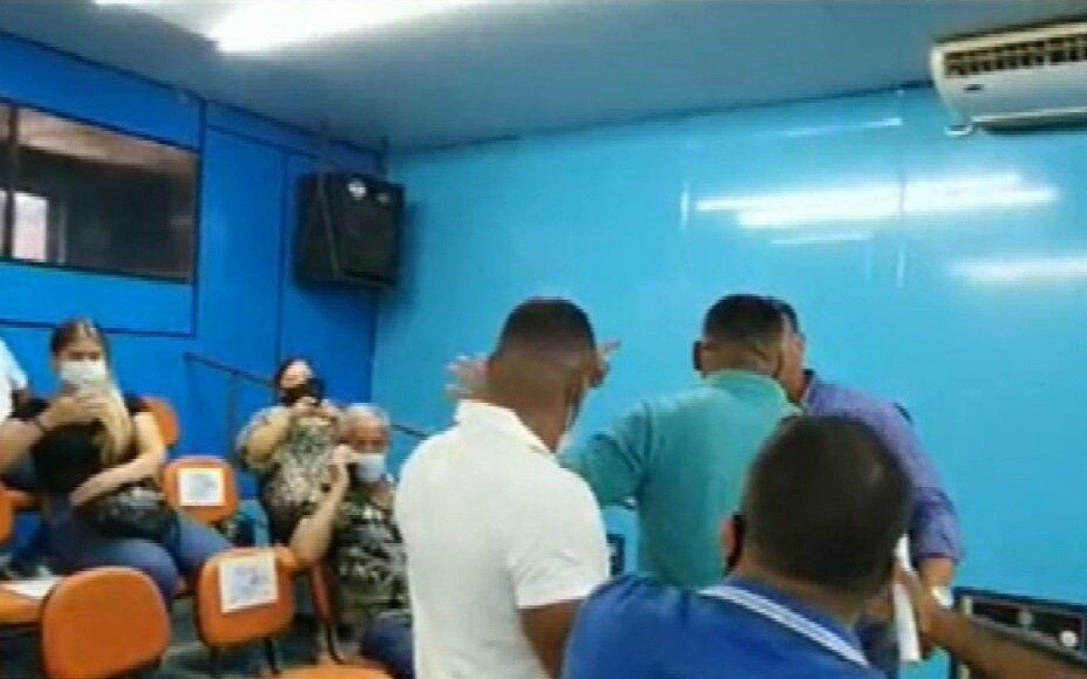 O clima ficou quente nas galerias da C&acirc;mara de Vereadores de Belford Roxo entre apoiadores do prefeito Waguinho e do vereador Danielzinho