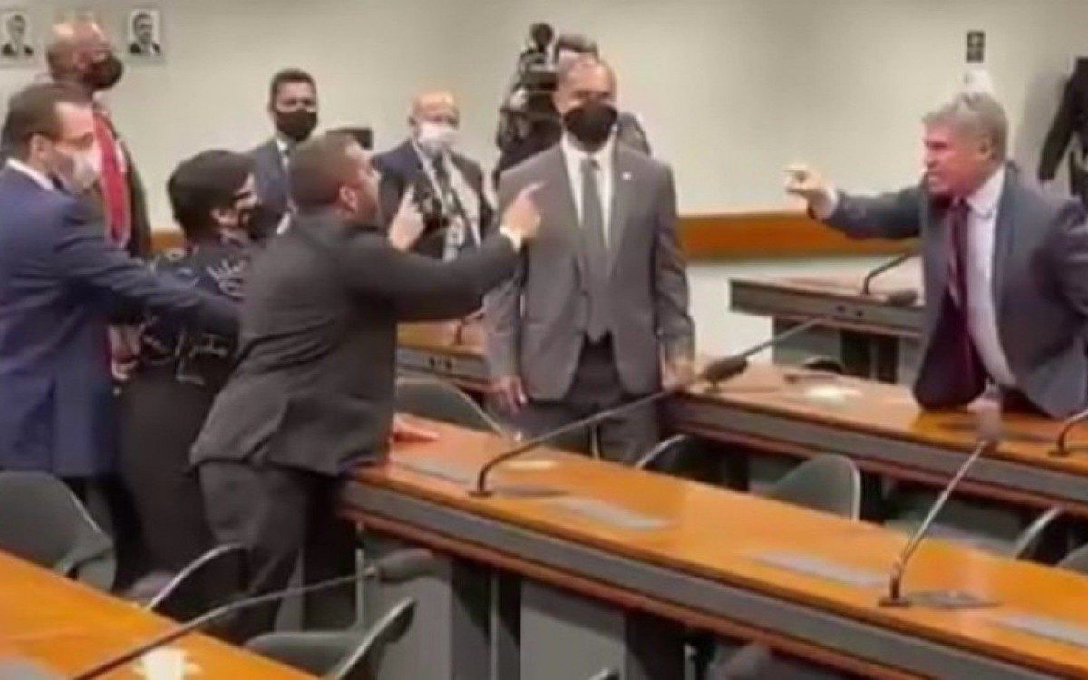 Aos berros, deputados trocam xingamentos durante sess&atilde;o