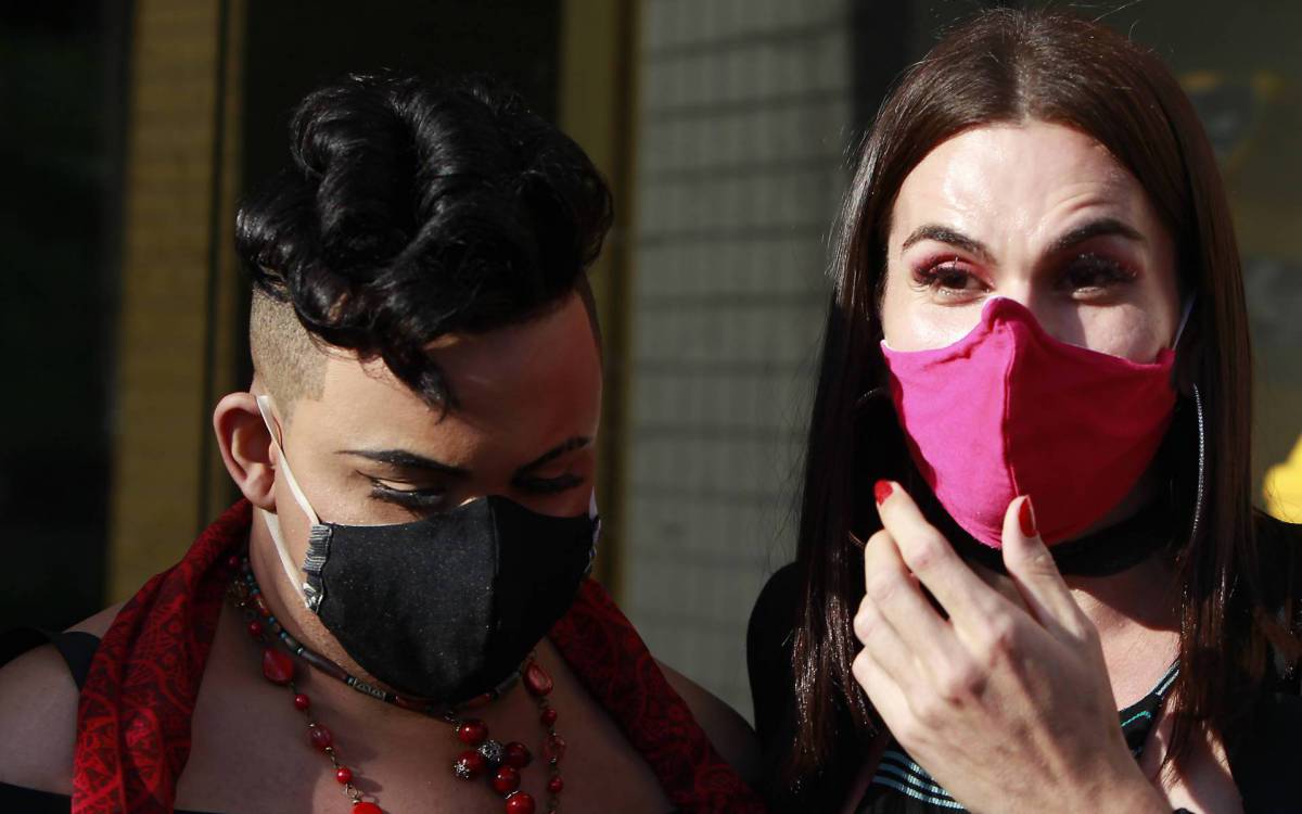 Rio de Janeiro 17/03/2021 - Anderson Leonardo, vocalista do grupo Molejo, e cantor e dan&ccedil;arino Maycon Douglas Porto do Nascimento Ad&atilde;o, o MC Maylon, estiveram na tarde desta quarta-feira, na&nbsp;33&ordf; DP (Realengo), na Zona Oeste para uma acarea&ccedil;&atilde;o. Na foto acima Maycon Douglas e sua advogada Fhe. Foto: Luciano Belford/Agencia O Dia