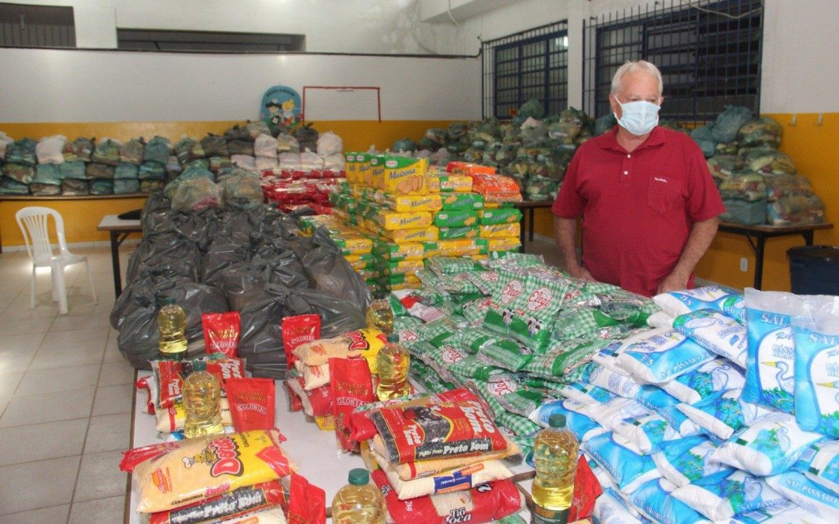 O kit &eacute; composto por 11 itens, arroz, feij&atilde;o, fub&aacute;, sal, &oacute;leo, canjiquinha, macarr&atilde;o, biscoito, extrato de tomate, leite em p&oacute; integral e peito de frango.