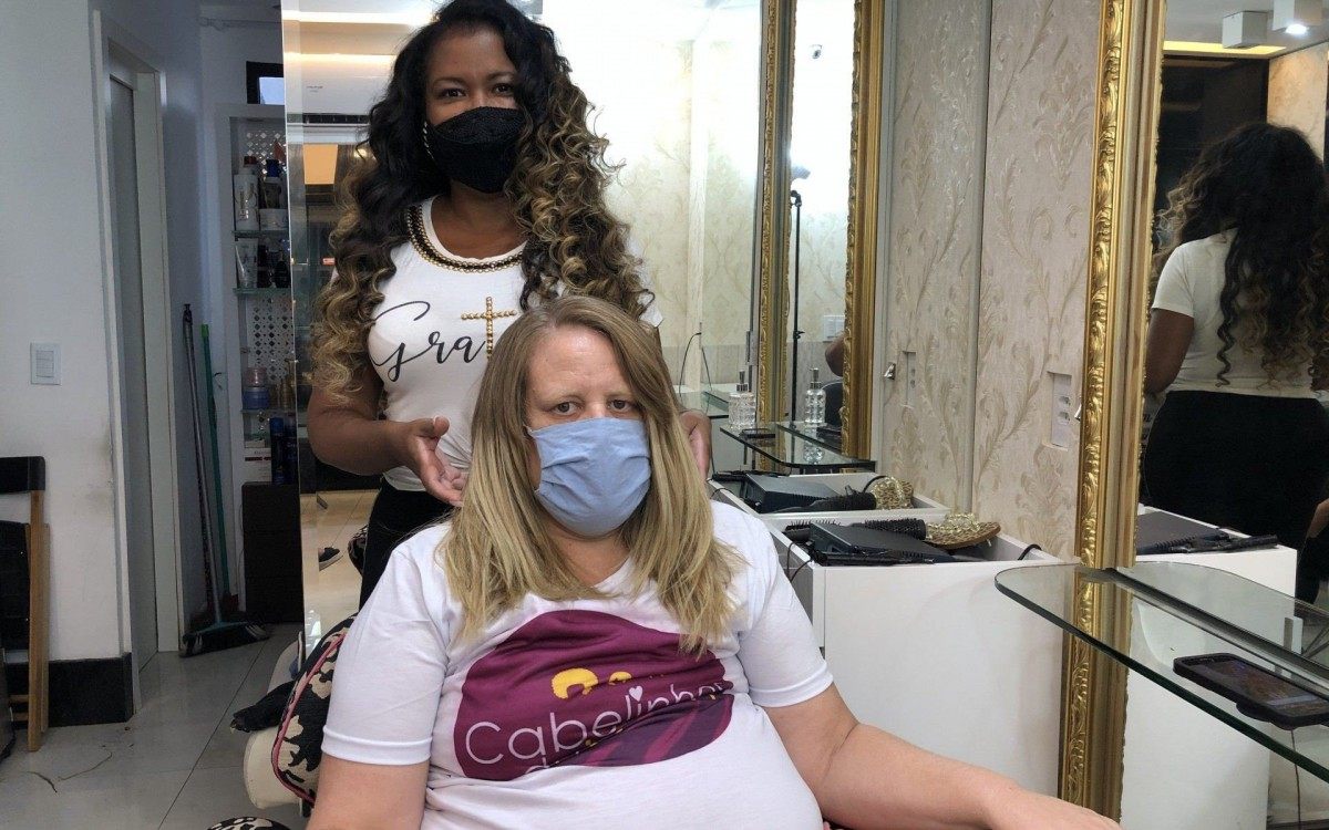 Elis de S&aacute; posa com uma das mulheres atendidas pelo projeto Cabelinhos do Bem