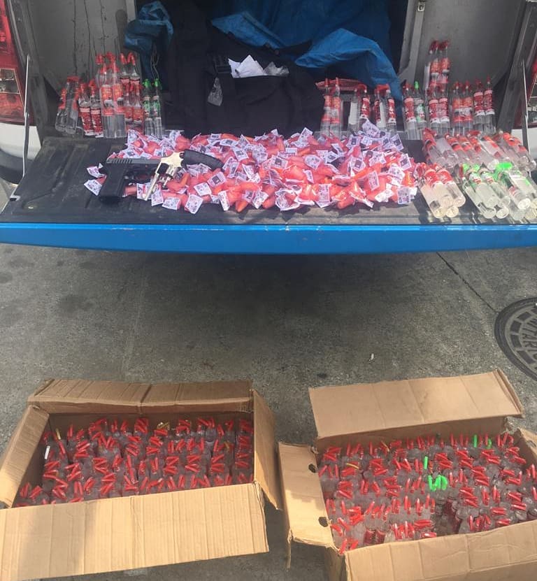 Na abordagem, a PM apreendeu com os suspeitos um revolver, duas r&eacute;plicas de fuzil, 315 pinos de coca&iacute;na e 345 frascos de lan&ccedil;a perfume