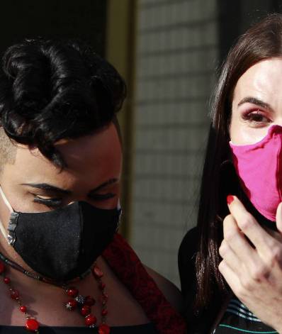 Rio de Janeiro 17/03/2021 - Anderson Leonardo, vocalista do grupo Molejo, e cantor e dançarino Maycon Douglas Porto do Nascimento Adão, o MC Maylon, estiveram na tarde desta quarta-feira, na 33ª DP (Realengo), na Zona Oeste para uma acareação. Na foto acima Maycon Douglas e sua advogada Fhe. Foto: Luciano Belford/Agencia O Dia - Luciano Belford/Agencia O Dia