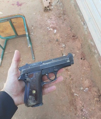 Pistola &eacute; apreendida em Duque de Caxias - Reprodu&ccedil;&atilde;o Facebook