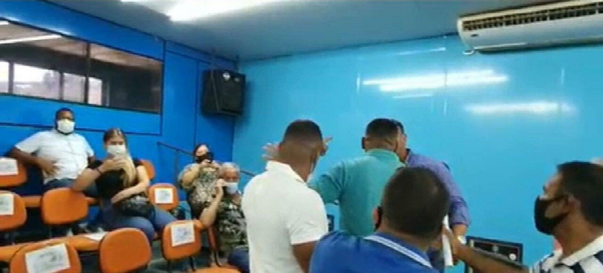 O clima ficou quente nas galerias da C&acirc;mara de Vereadores de Belford Roxo entre apoiadores do prefeito Waguinho e do vereador Danielzinho - Reprodu&ccedil;&atilde;o / Redes Sociais
