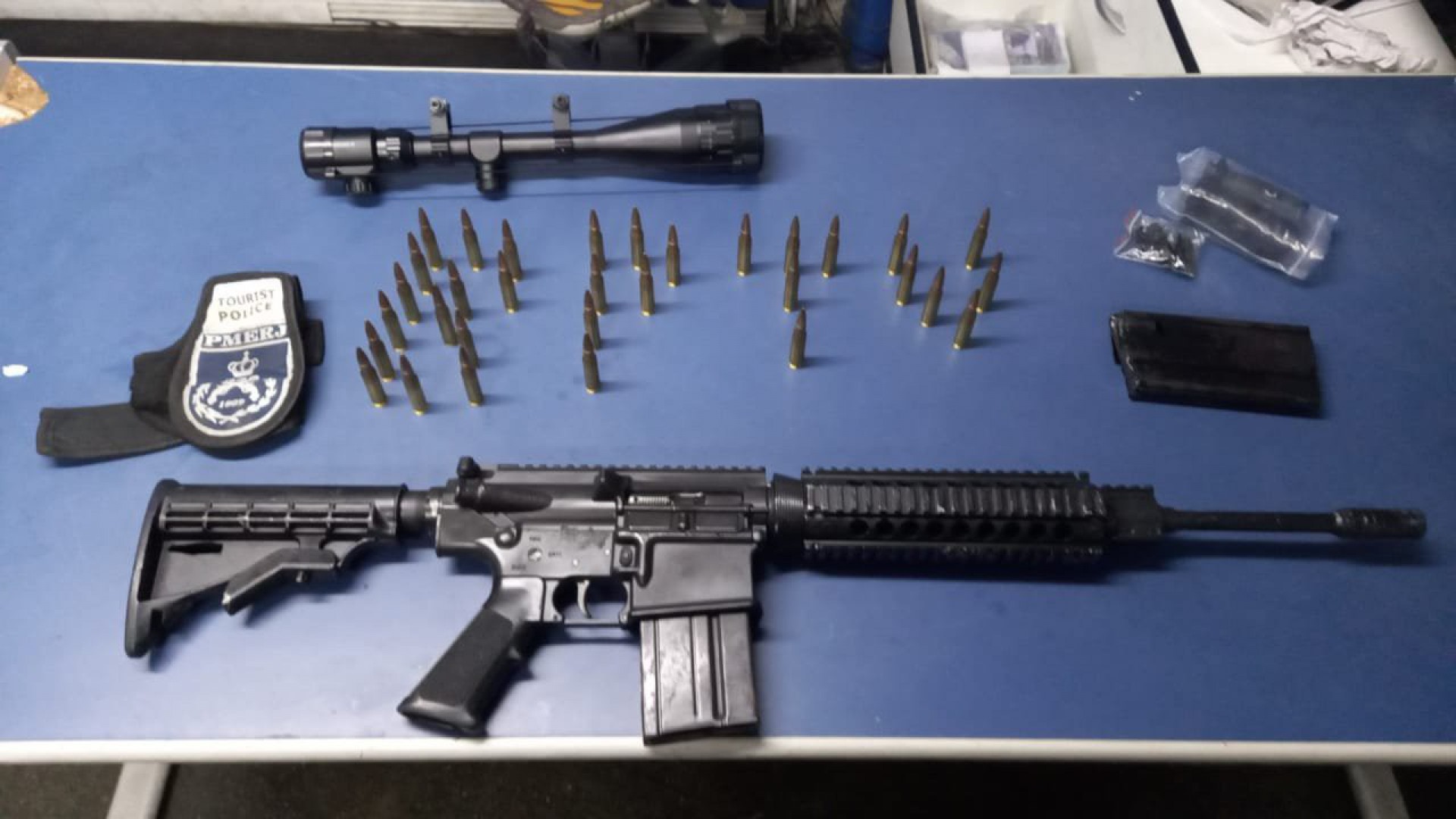 Mulher &eacute; presa desembarcando de &ocirc;nibus com fuzil na Rodovi&aacute;ria do Rio