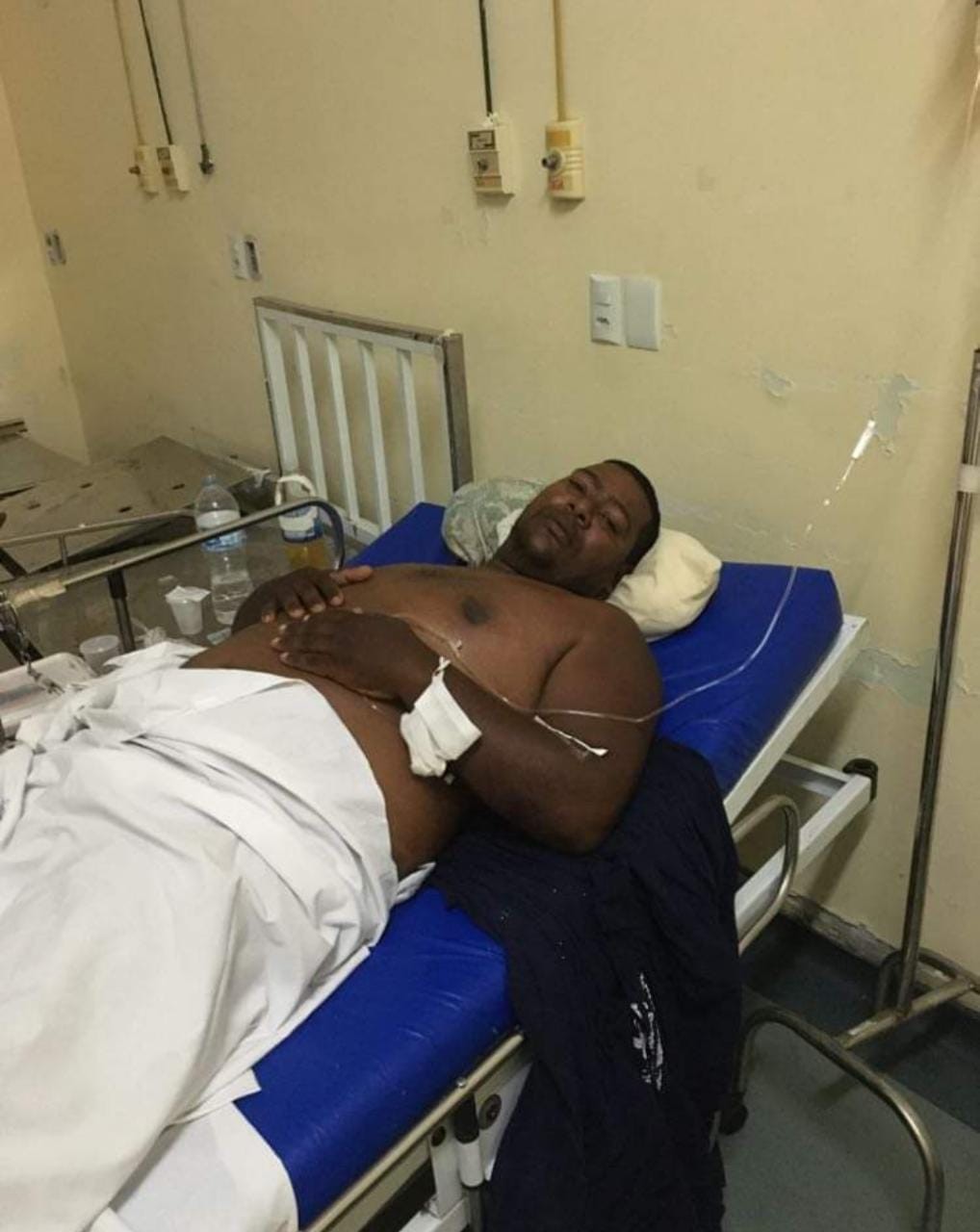 Sob custódia da PM, Carlos Lobo se recupera dos ferimentos do disparo na perna no antigo Hospital da Posse, em Nova Iguaçu - Arquivo Pessoal