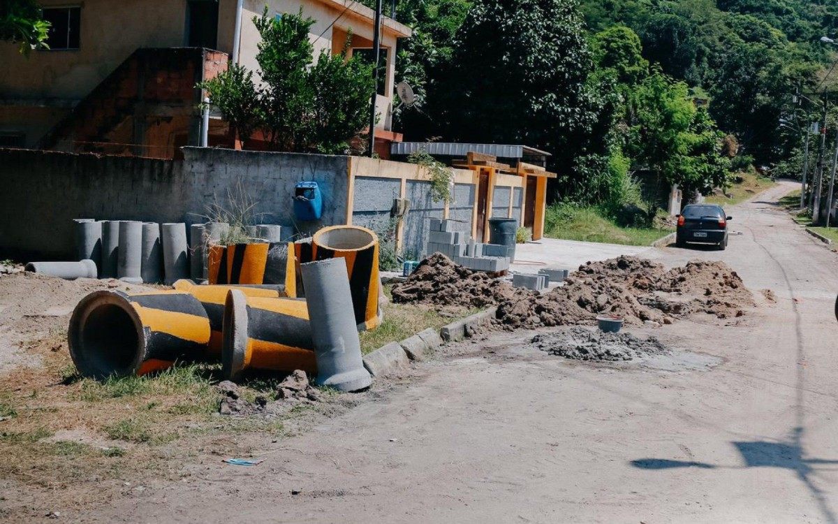 Prefeitura de Mag&eacute; realiza obra no Suru&iacute;