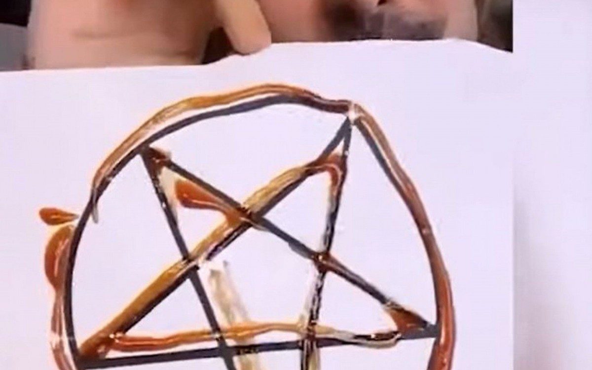 Para se comunicar, o homem usa linguagem infantil e voz infantilizada, como no filme de animação