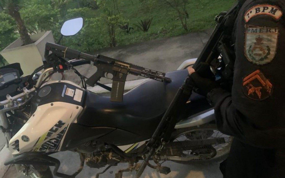 PM apreende fuzil e recupera moto roubada no Jardim Catarina, em S&atilde;o Gon&ccedil;alo