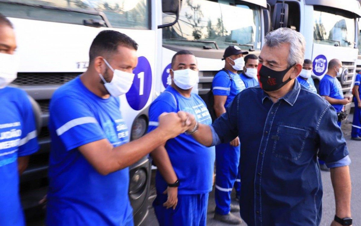 O prefeito, Dr. Jo&atilde;o Ferreira Neto, recebeu parte dos coletores e dos novos ve&iacute;culos que est&atilde;o percorrendo a cidade em frente &agrave; sede da prefeitura