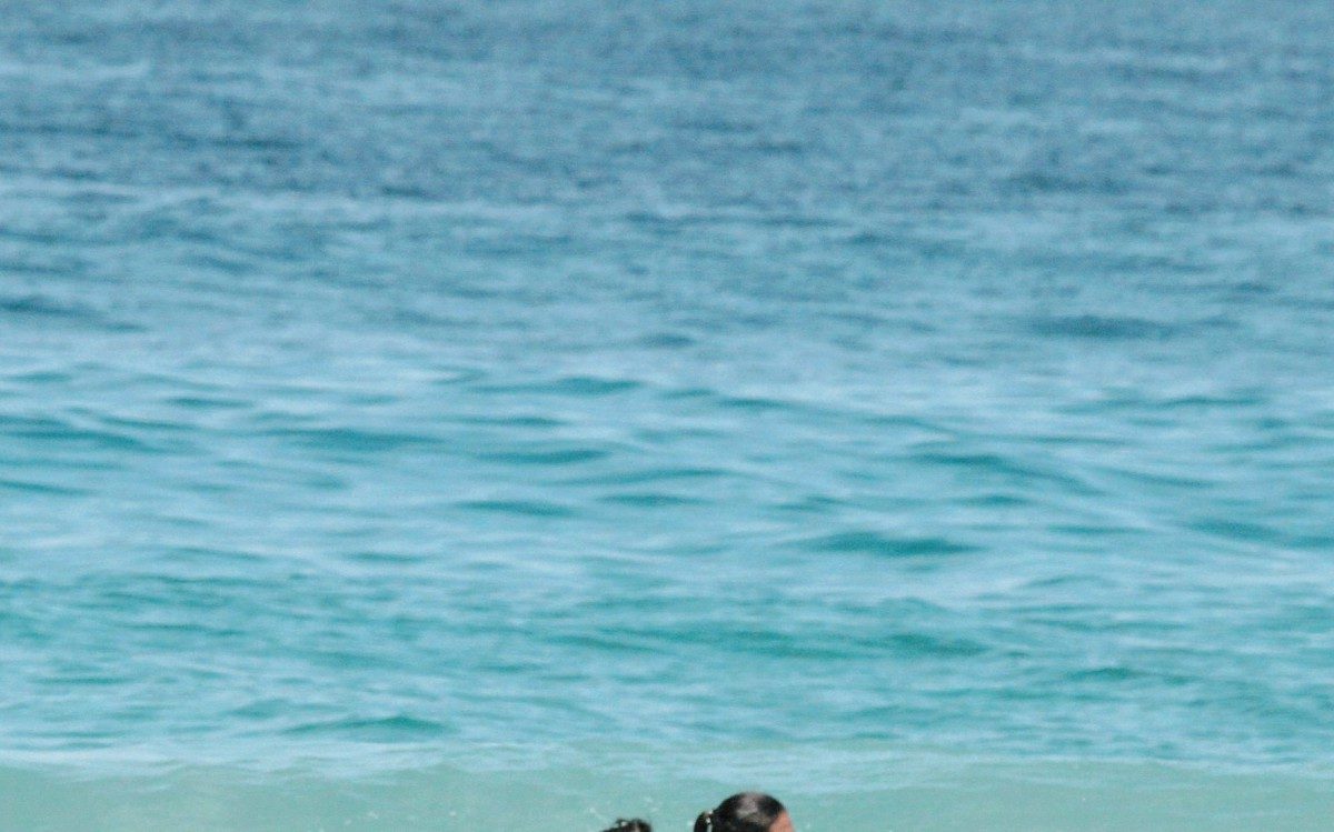 Jesus Luz e Carol Ramiro namoram na Praia do Leblon, na Zona Sul do Rio, nesta quinta-feira