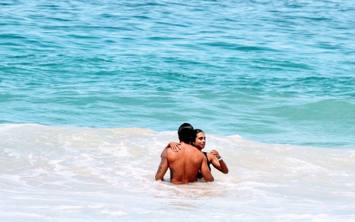Jesus Luz e Carol Ramiro namoram na Praia do Leblon, na Zona Sul do Rio, nesta quinta-feira - Ag. News