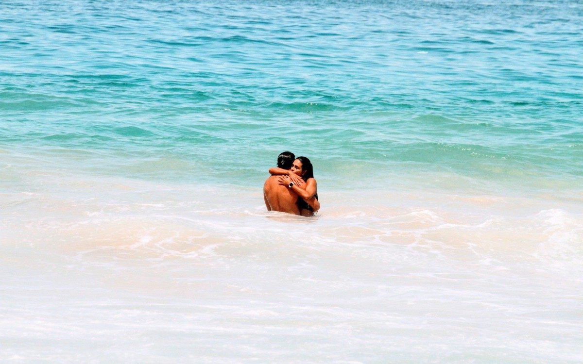 Jesus Luz e Carol Ramiro namoram na Praia do Leblon, na Zona Sul do Rio, nesta quinta-feira