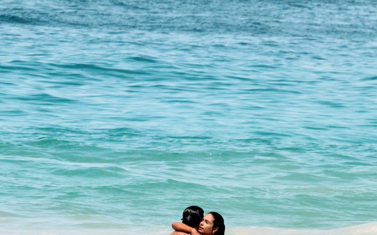 Jesus Luz e Carol Ramiro namoram na Praia do Leblon, na Zona Sul do Rio, nesta quinta-feira