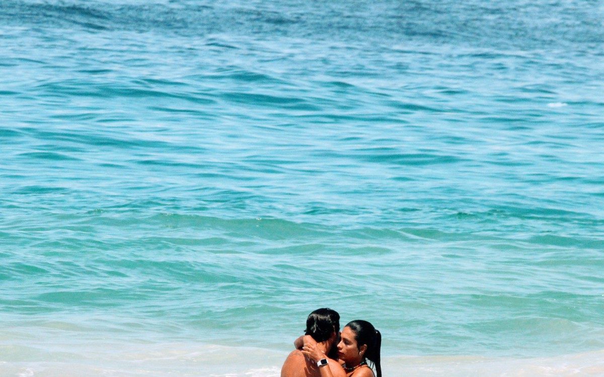 Jesus Luz e Carol Ramiro namoram na Praia do Leblon, na Zona Sul do Rio, nesta quinta-feira