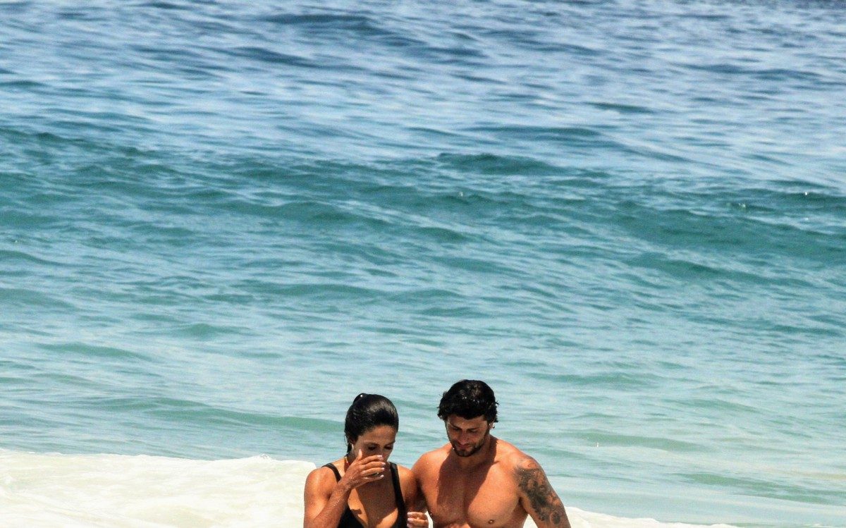 Jesus Luz e Carol Ramiro namoram na Praia do Leblon, na Zona Sul do Rio, nesta quinta-feira