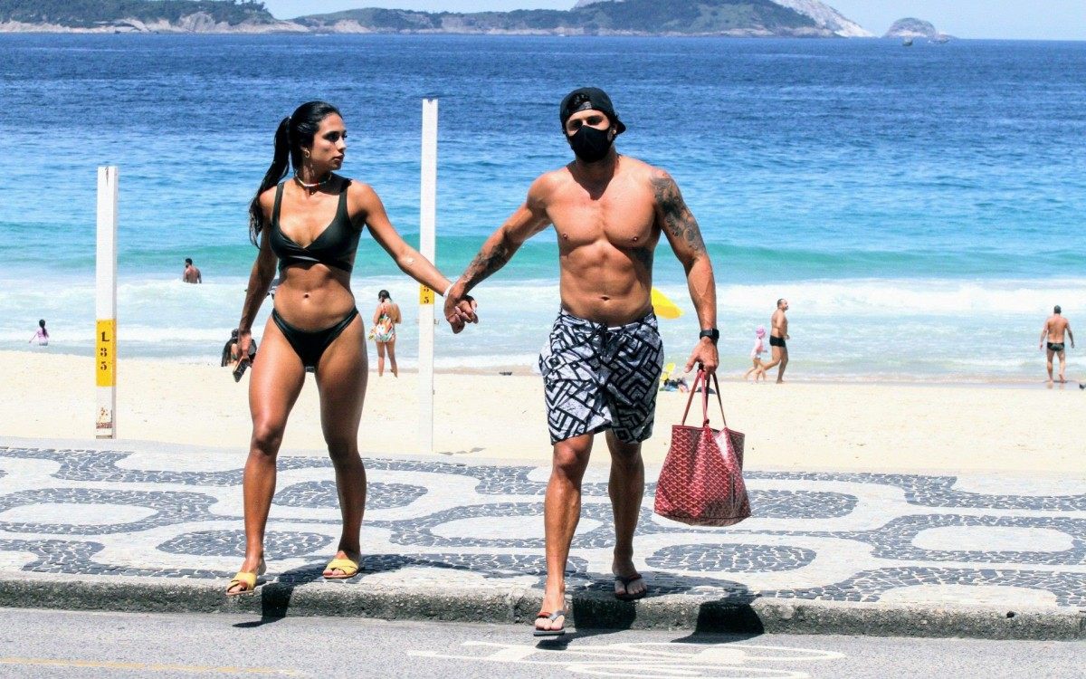 Jesus Luz e Carol Ramiro namoram na Praia do Leblon, na Zona Sul do Rio, nesta quinta-feira