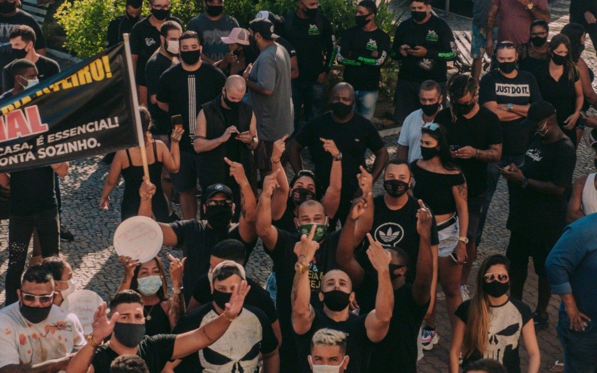 Protesto de comerciantes pedindo que  prefeitura permita que bares funcionem at&eacute; mais tarde