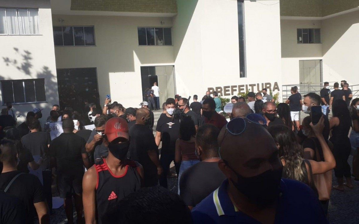 Protesto de comerciantes pedindo que  prefeitura permita que bares funcionem at&eacute; mais tarde