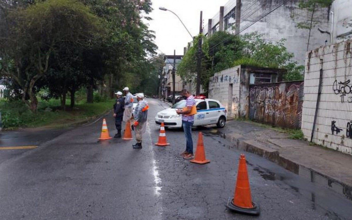 Tr&acirc;nsito teve que ser desviado na avenida Bar&atilde;o do Rio Branco