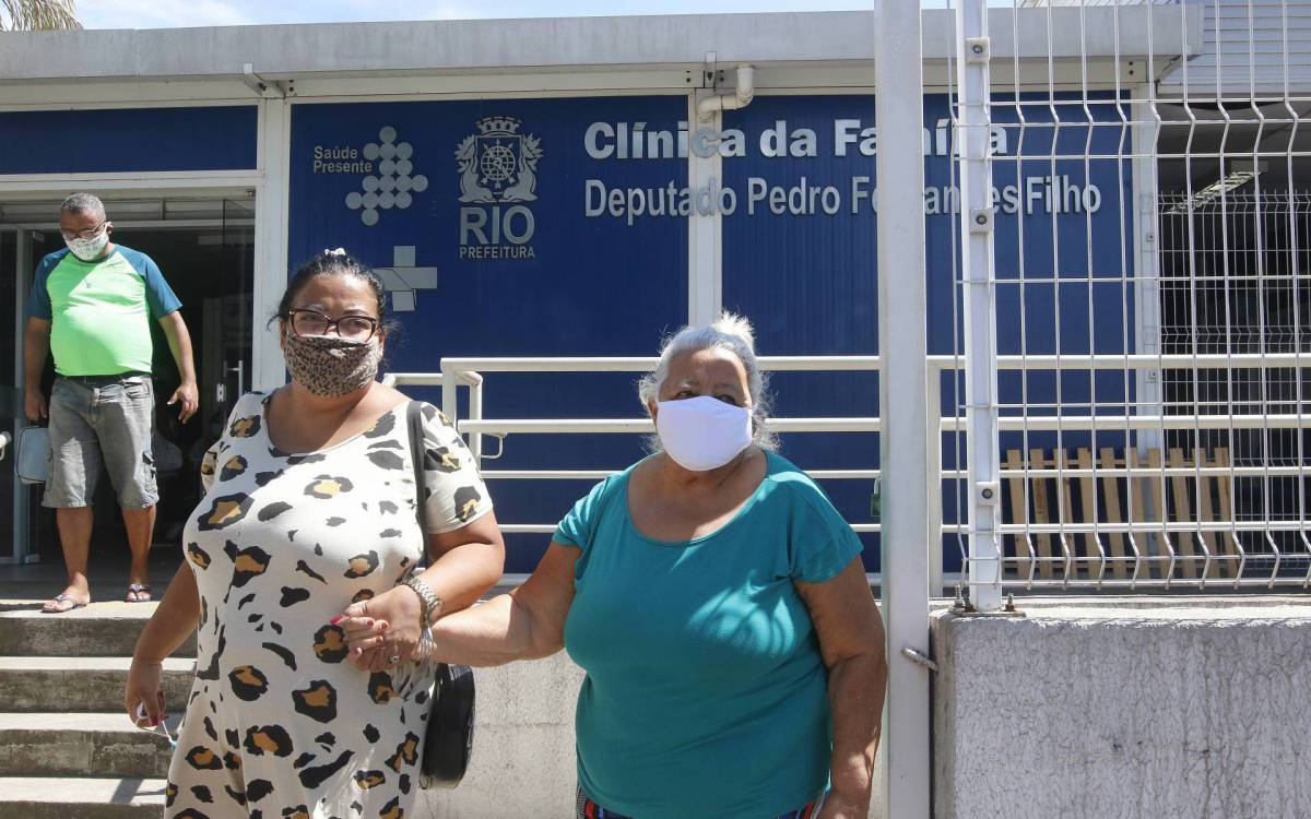 Geral - Primeiro dia de vacina&ccedil;ao contra a Covid-19 para mulheres de 75 anos, na clinica da familia, Deputado Pedro Fernandes Filho, em Iraja, zona norte do Rio. Na foto, de blusa verde, Sra. Joana Darc, 75.