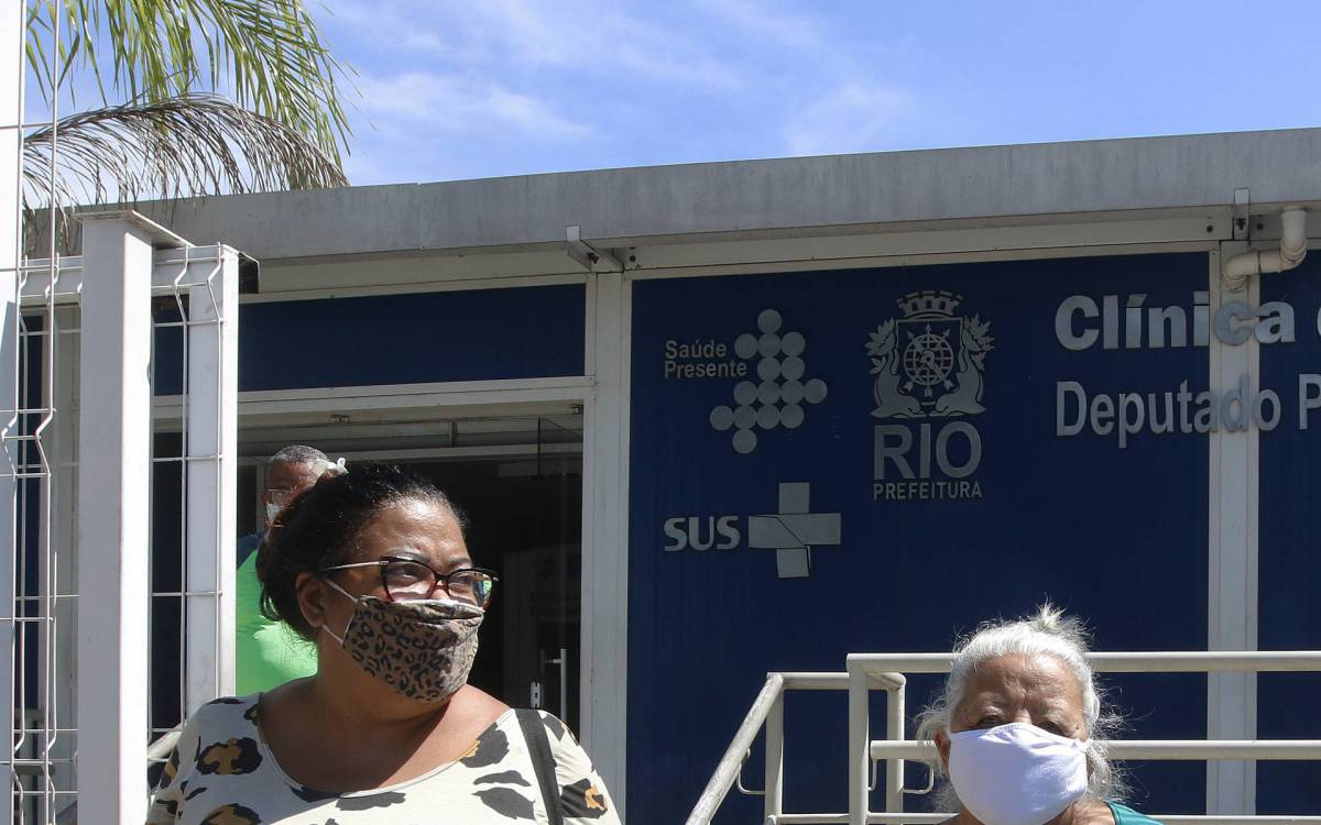 Geral - Primeiro dia de vacinaçao contra a Covid-19 para mulheres de 75 anos, na clinica da familia, Deputado Pedro Fernandes Filho, em Iraja, zona norte do Rio. Na foto, de blusa verde, Sra. Joana Darc, 75.