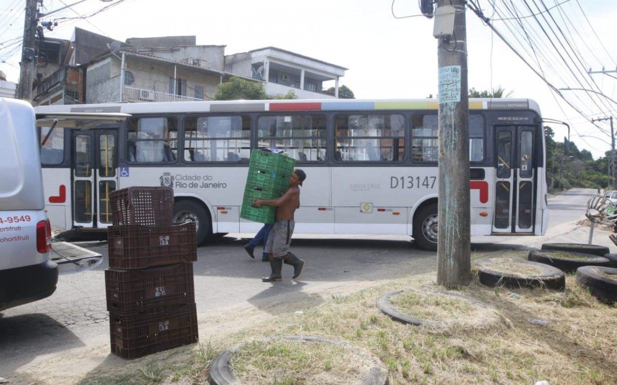 Bandidos sequestram ônibus e atravessam no meio da rua para impedir a ação da PM - Reginaldo Pimenta / 