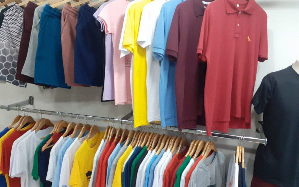 Polícia Civil apreendeu quatro toneladas de produtos piratas em lojas na Rua Teresa, em Petrópolis - Divulgação