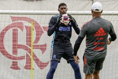 Escalação do Flamengo: sem Diego Alves, Renato Gaúcho coloca Hugo Souza entre os titulares