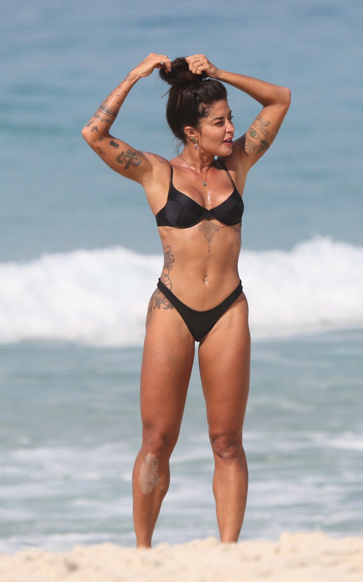 Aline Riscado curte &uacute;ltimo dia de sol antes do fechamento das praias no Rio de Janeiro