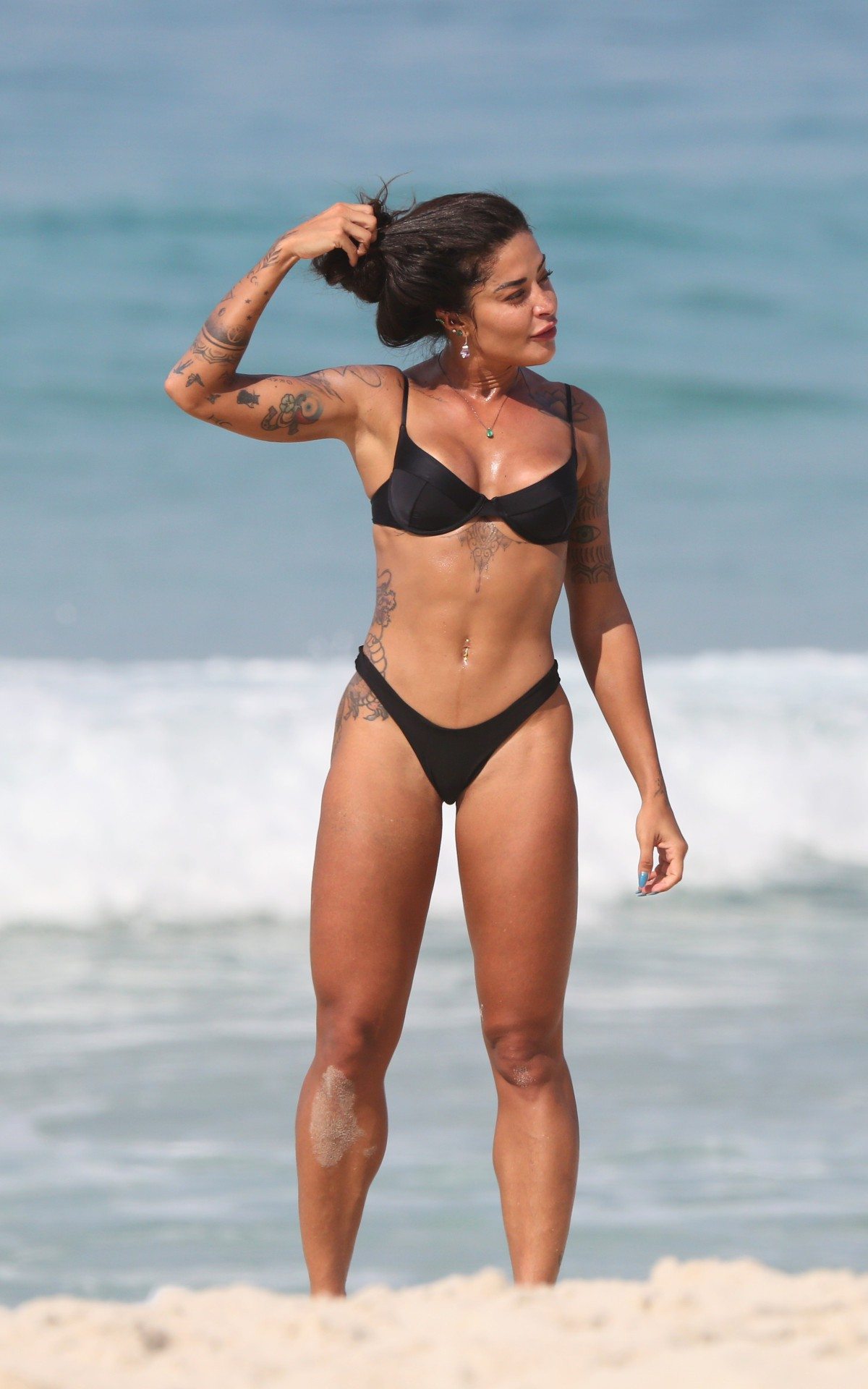 Aline Riscado curte &uacute;ltimo dia de sol antes do fechamento das praias no Rio de Janeiro