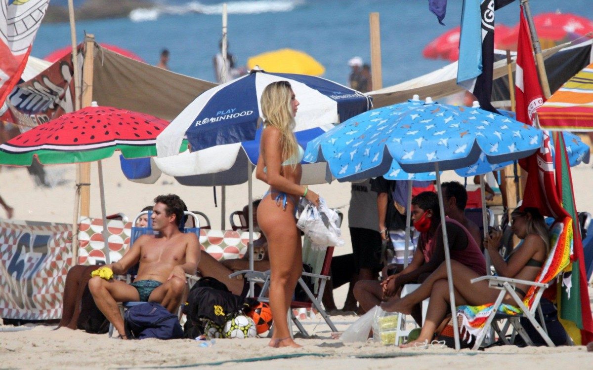 Carol Portaluppi curte dia de praia em Ipanema, na Zona Sul do Rio