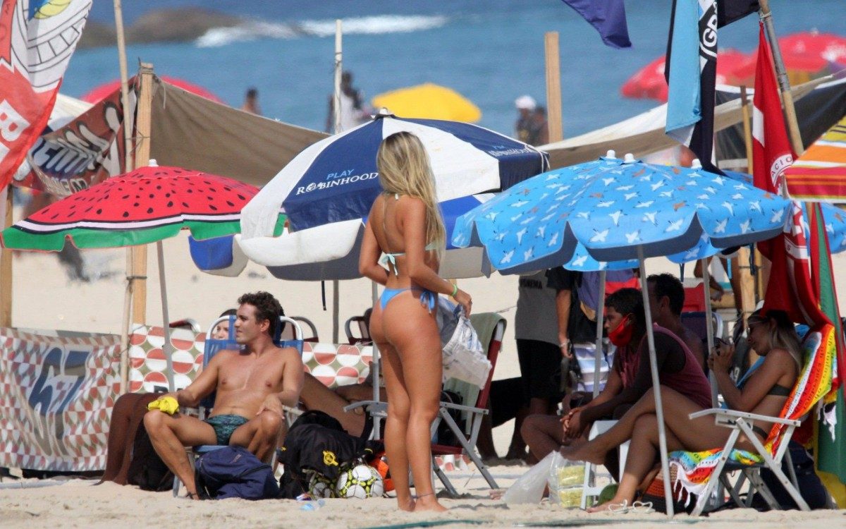 Carol Portaluppi curte dia de praia em Ipanema, na Zona Sul do Rio