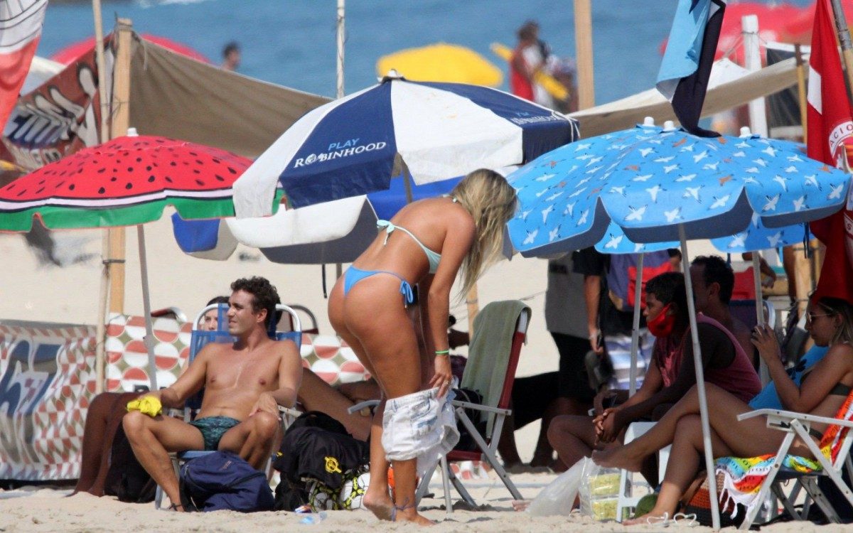 Carol Portaluppi curte dia de praia em Ipanema, na Zona Sul do Rio