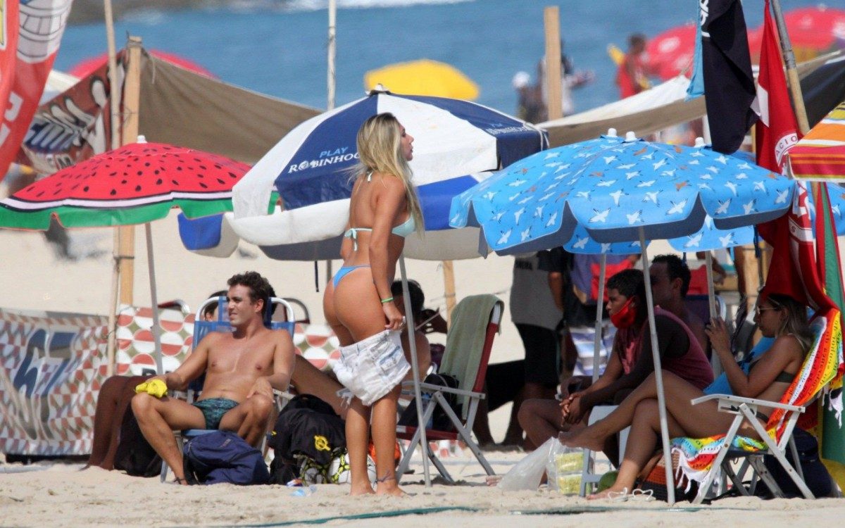 Carol Portaluppi curte dia de praia em Ipanema, na Zona Sul do Rio