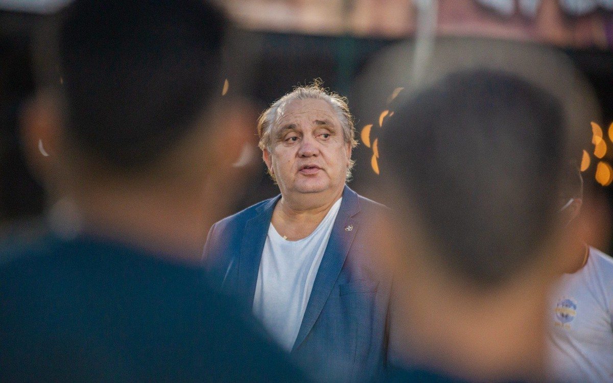 Branco conversa com a delegação da seleção sub-18 em período de treinos em Recife