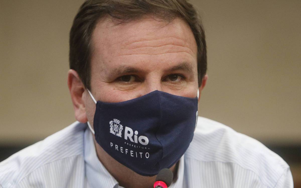 Geral - Coletiva de imprensa com o prefeito do Rio, Eduardo Paes, para divulga&ccedil;ao do boletim semanas Covid-19, no COR, na Cidade Nova, centro do Rio. Na foto, prefeito Eduardo Paes.