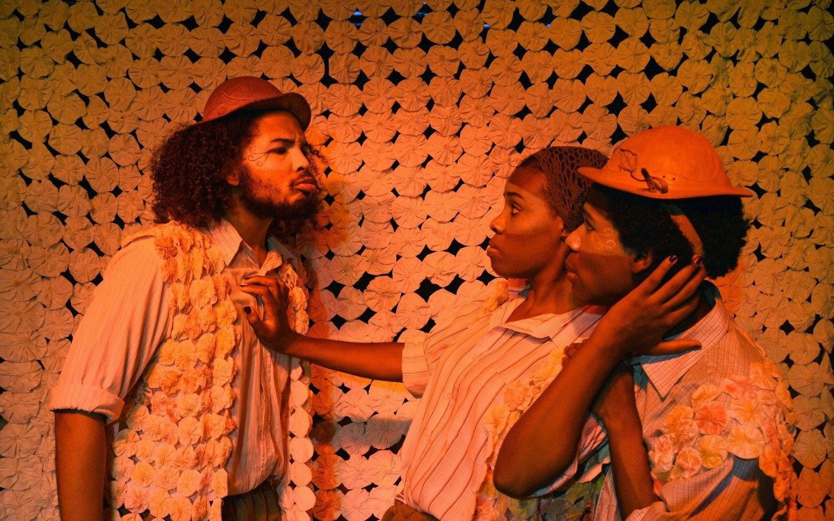 Atores apresentam o espet&aacute;culo musicado 'Jo&atilde;o do Vale: O Carcar&aacute; da Baixada'