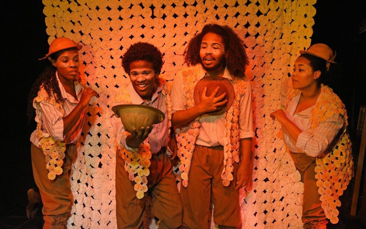 Atores apresentam o espet&aacute;culo musicado 'Jo&atilde;o do Vale: O Carcar&aacute; da Baixada'